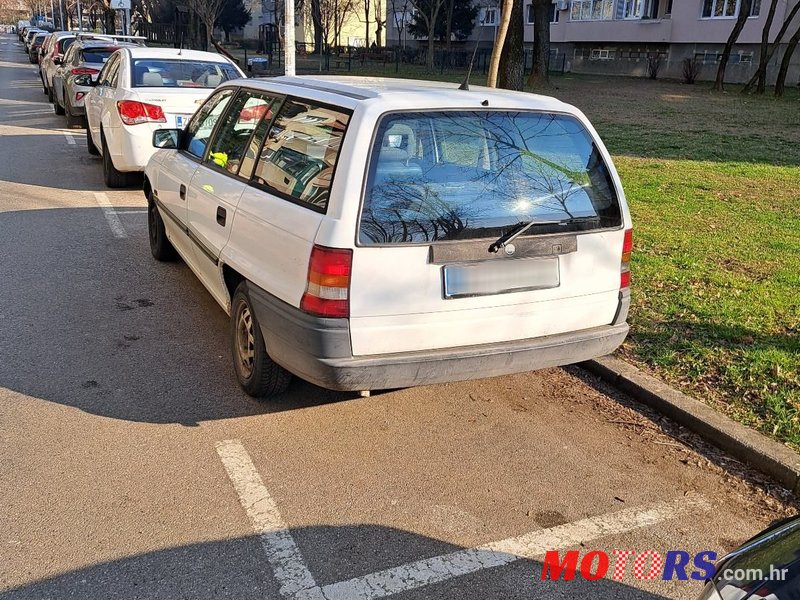 1996' Opel Astra Gl Caravan photo #2