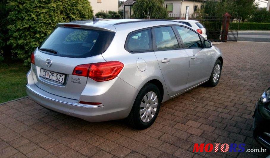 2013' Opel Astra Karavan photo #2