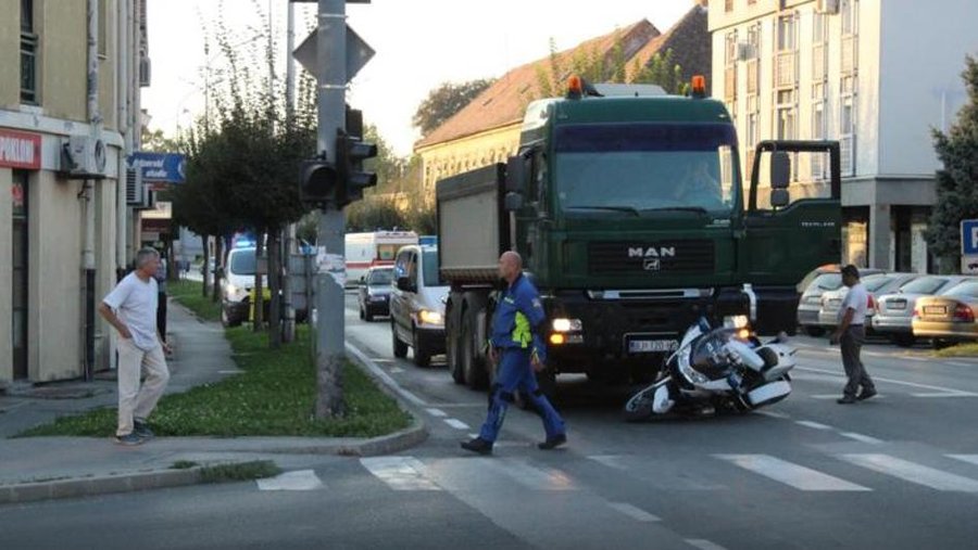 Kamion naletio na policijski motocikl: Nema ozlijeđenih