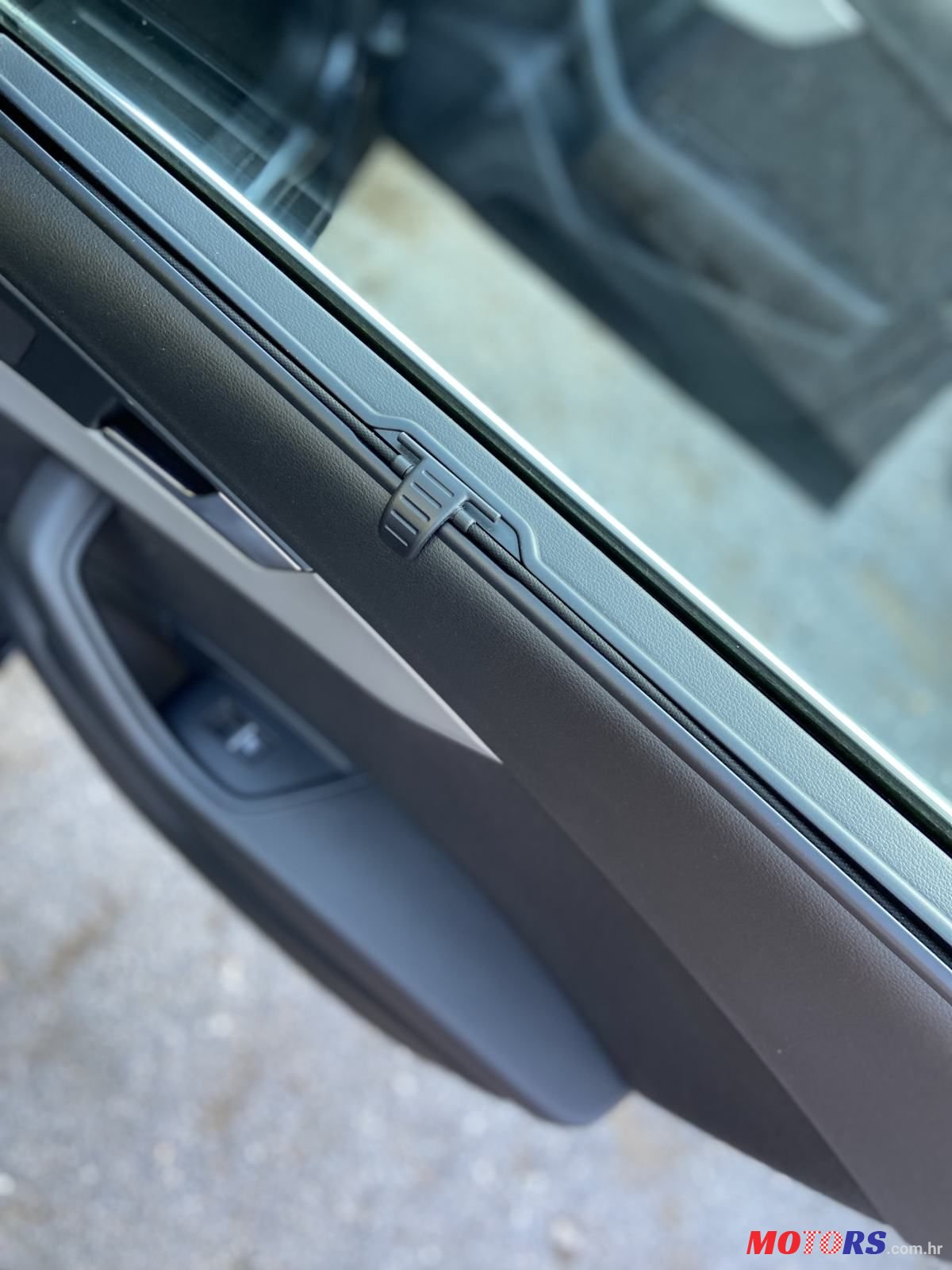 2017' Audi A4 Avant photo #2