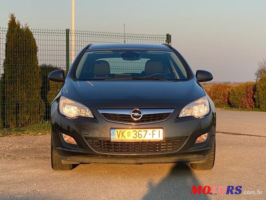 2011' Opel Astra Karavan photo #5