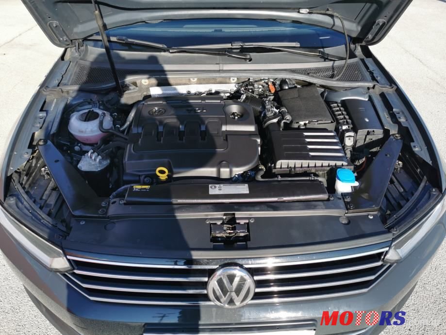 2017' Volkswagen Passat Variant photo #4