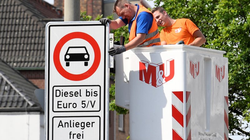 Hamburg, Germany, bans older diesels, starting next week