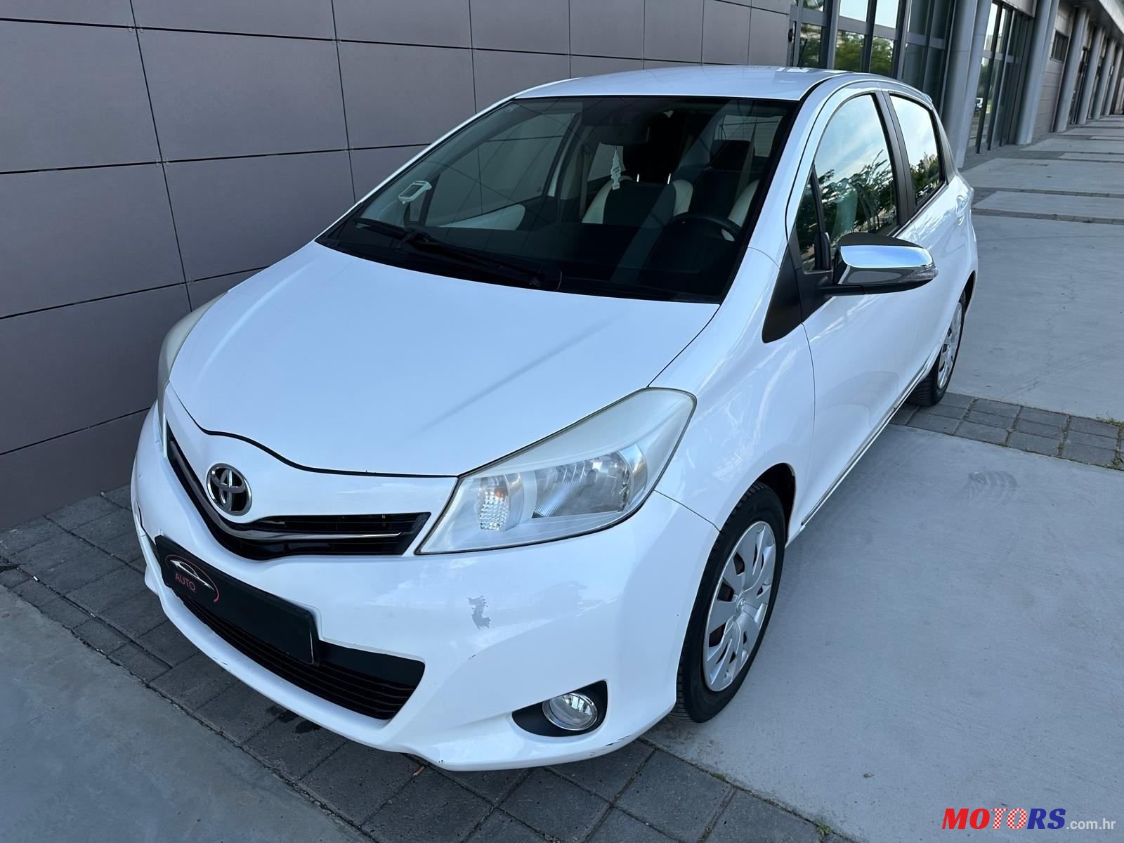 2013' Toyota Yaris 1.3 photo #1