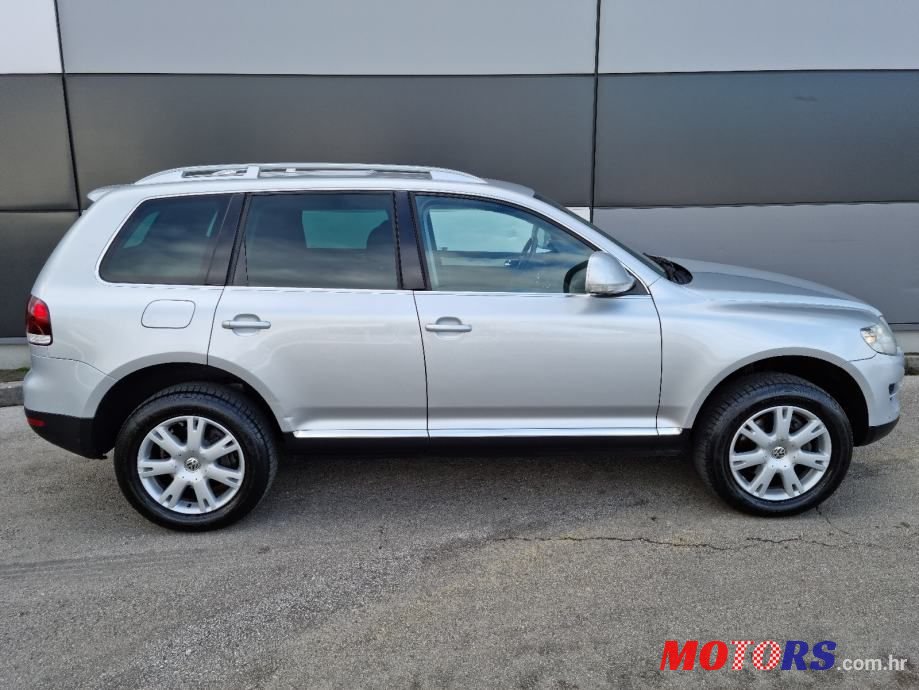 2009' Volkswagen Touareg photo #2