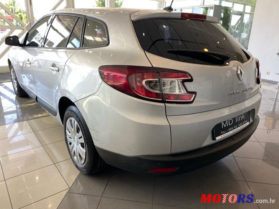 2011' Renault Megane Grandtour photo #3