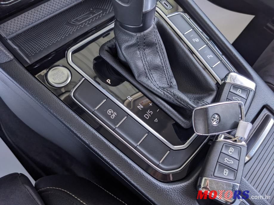 2020' Volkswagen Passat Variant photo #5