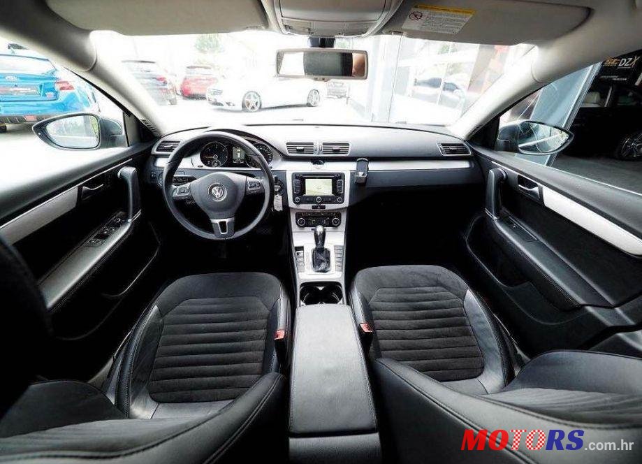 2011' Volkswagen Passat Variant photo #1