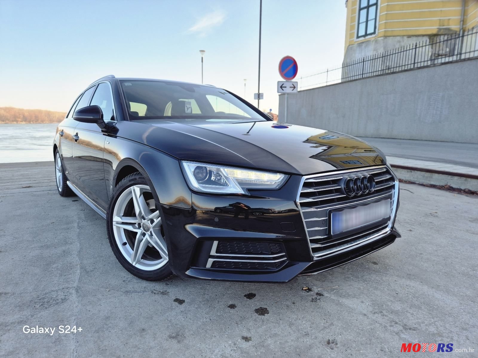 2016' Audi A4 Avant photo #1