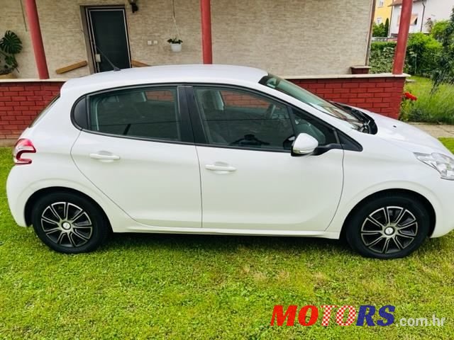 2013' Peugeot 208 photo #3