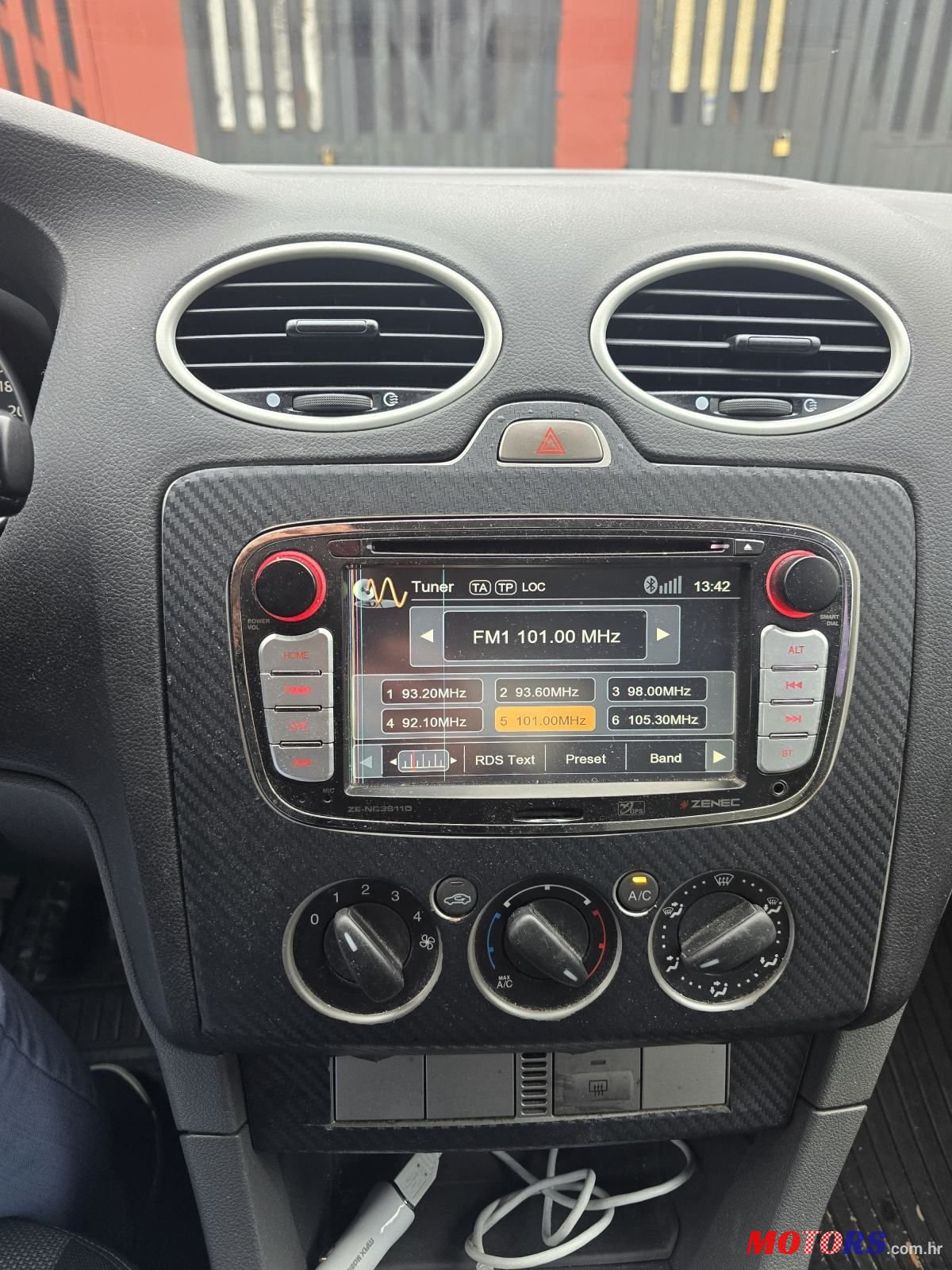 2011' Ford Focus 1,6 photo #1