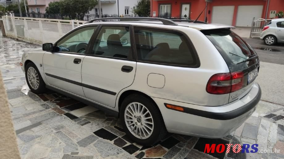 2005' Volvo V40 1.9Td photo #2