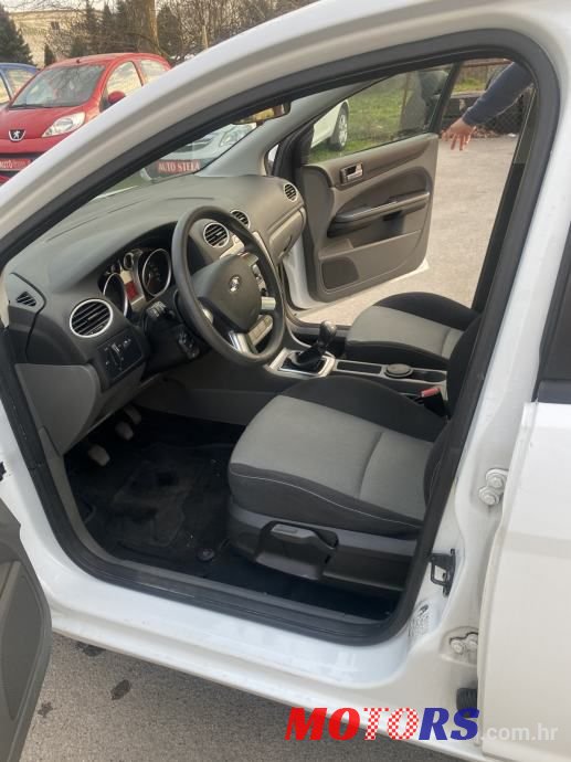 2010' Ford Focus Karavan photo #6