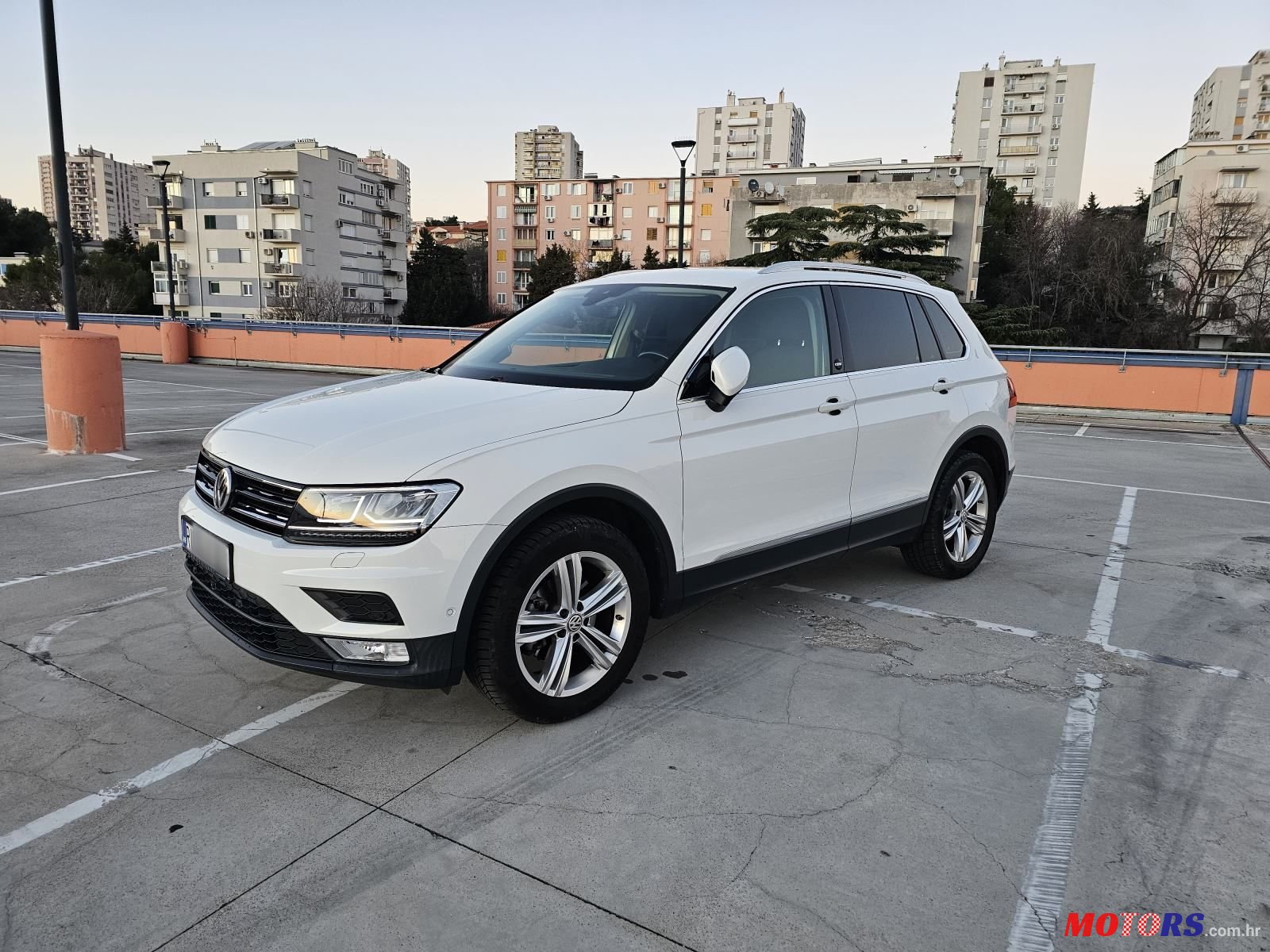2017' Volkswagen Tiguan photo #2