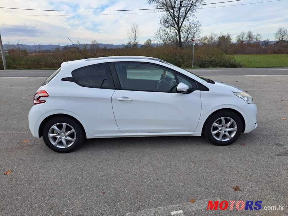 2013' Peugeot 208 1,0 Vti photo #3