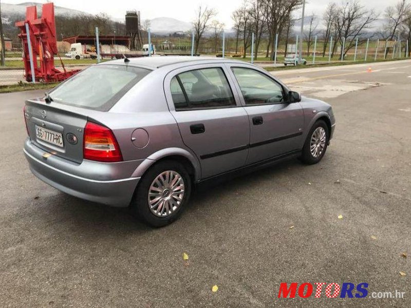 2004' Opel Astra 1.4-16V photo #1