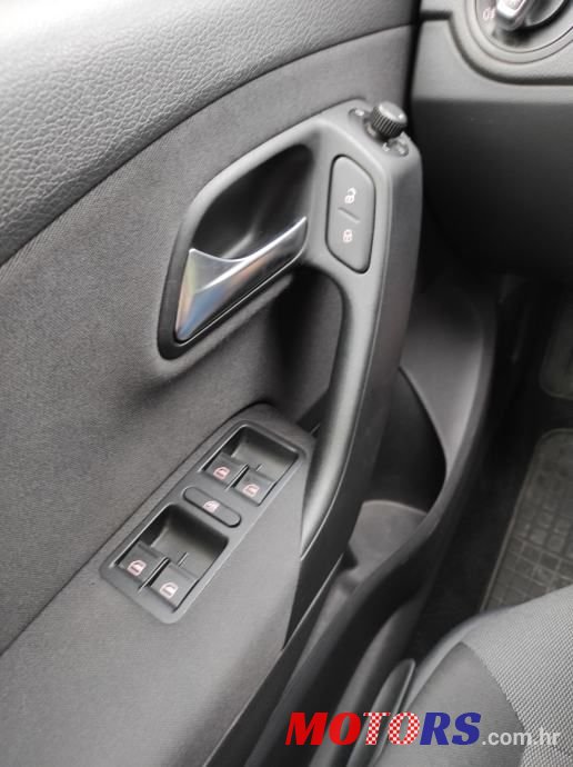 2013' Volkswagen Polo photo #6