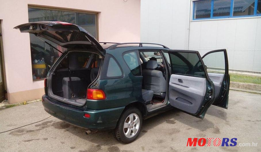 1999' Toyota Picnic 2.2 Td photo #2