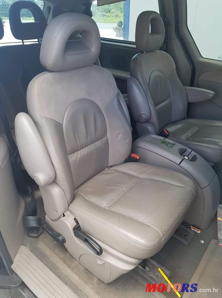 2001' Chrysler Grand Voyager photo #1