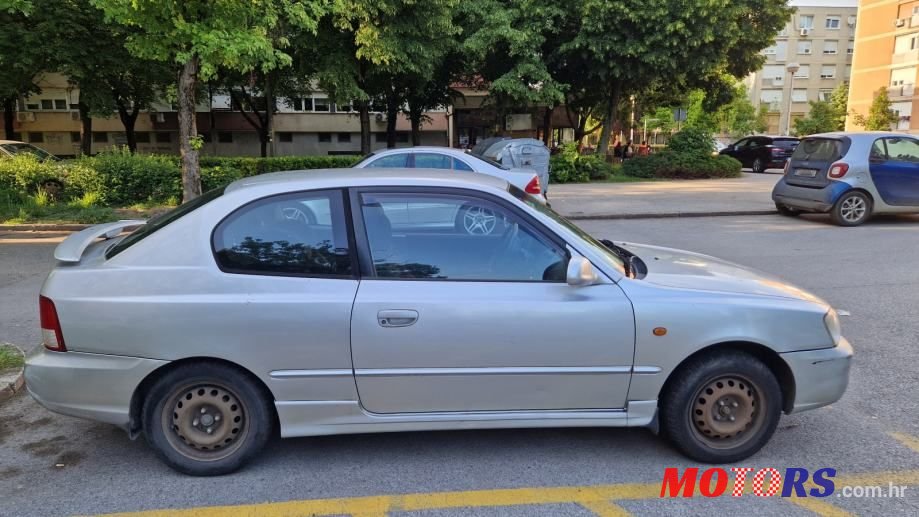 2000' Hyundai Accent photo #5