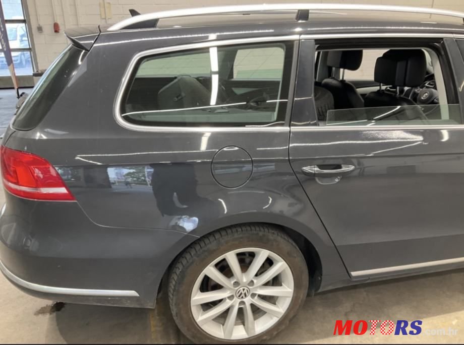 2011' Volkswagen Passat photo #5