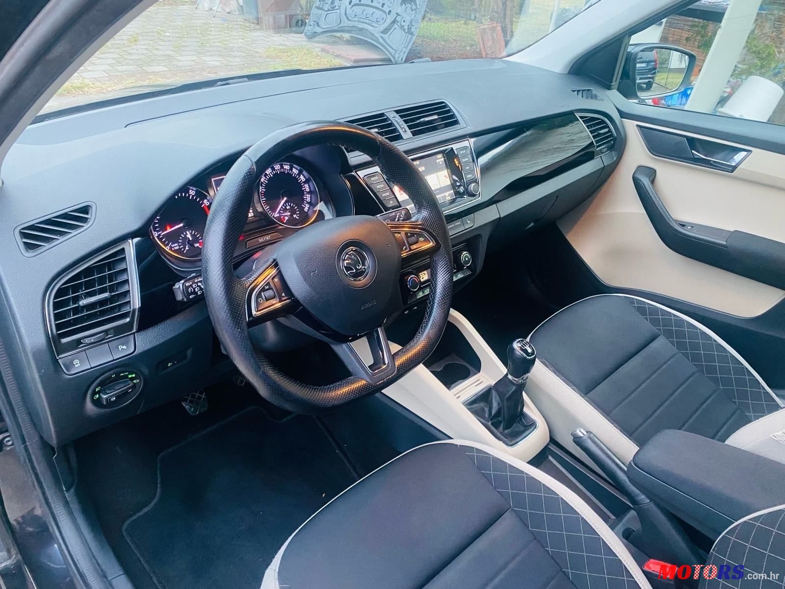 2015' Skoda Fabia Combi photo #5