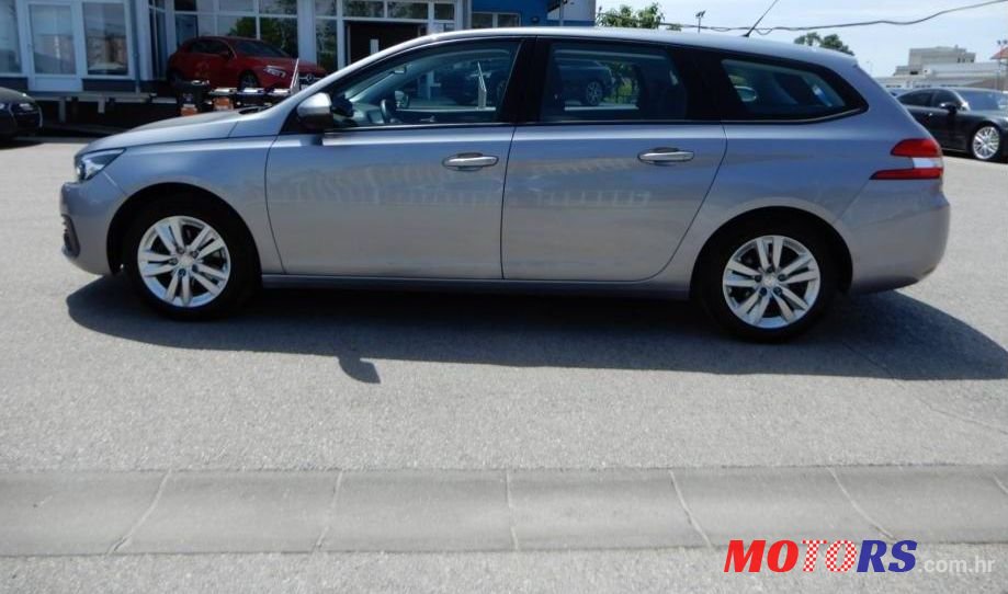 2017' Peugeot 308 Sw photo #2