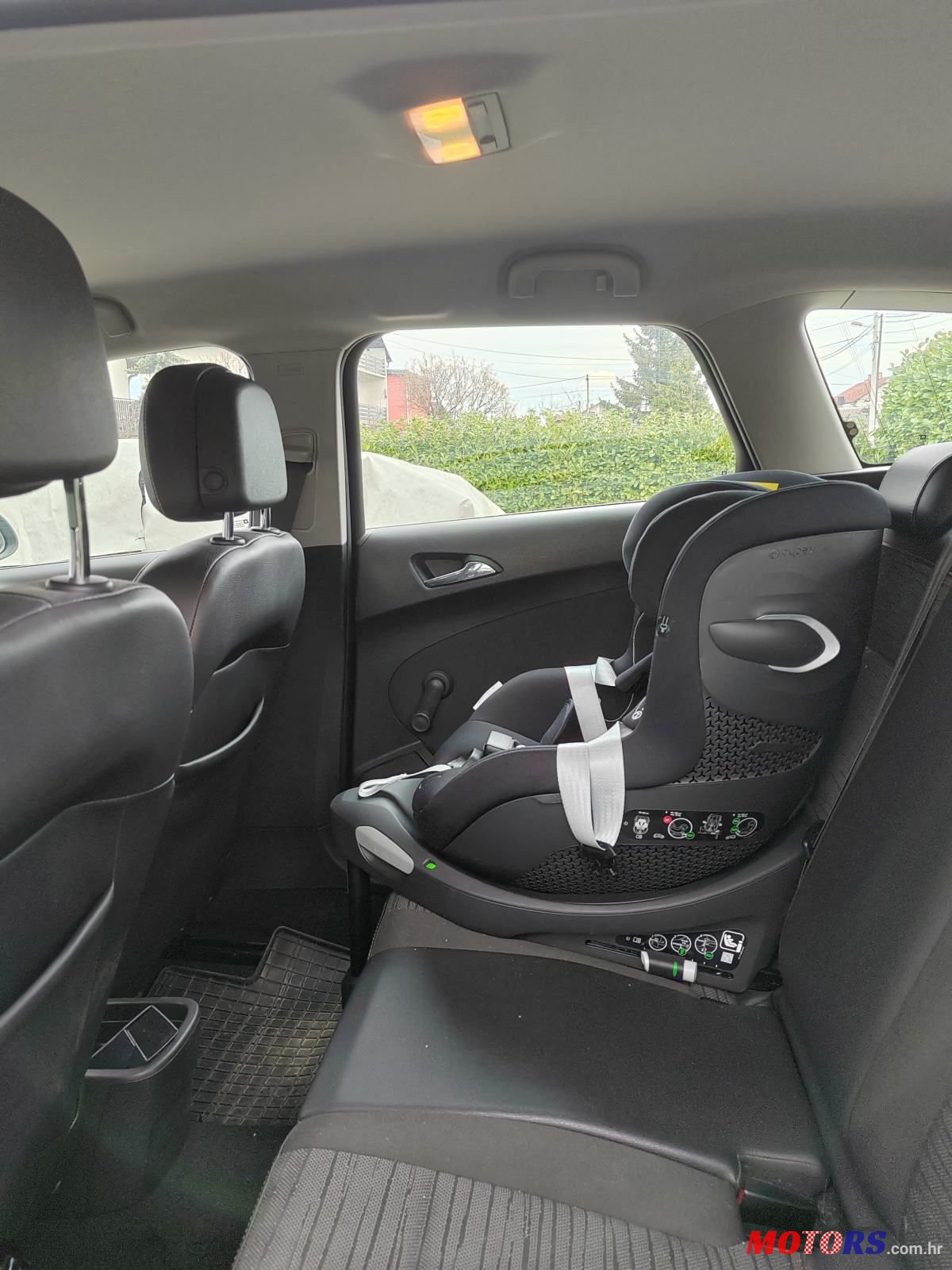 2015' Opel Astra Karavan photo #4