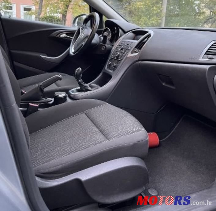 2012' Opel Astra photo #4