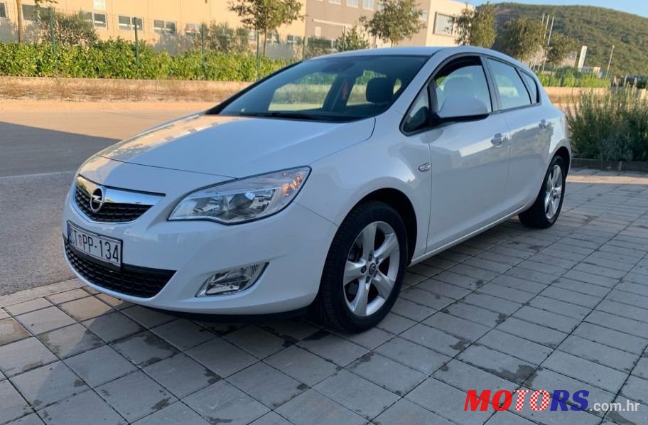 2011' Opel Astra 1,7 Cdti photo #1