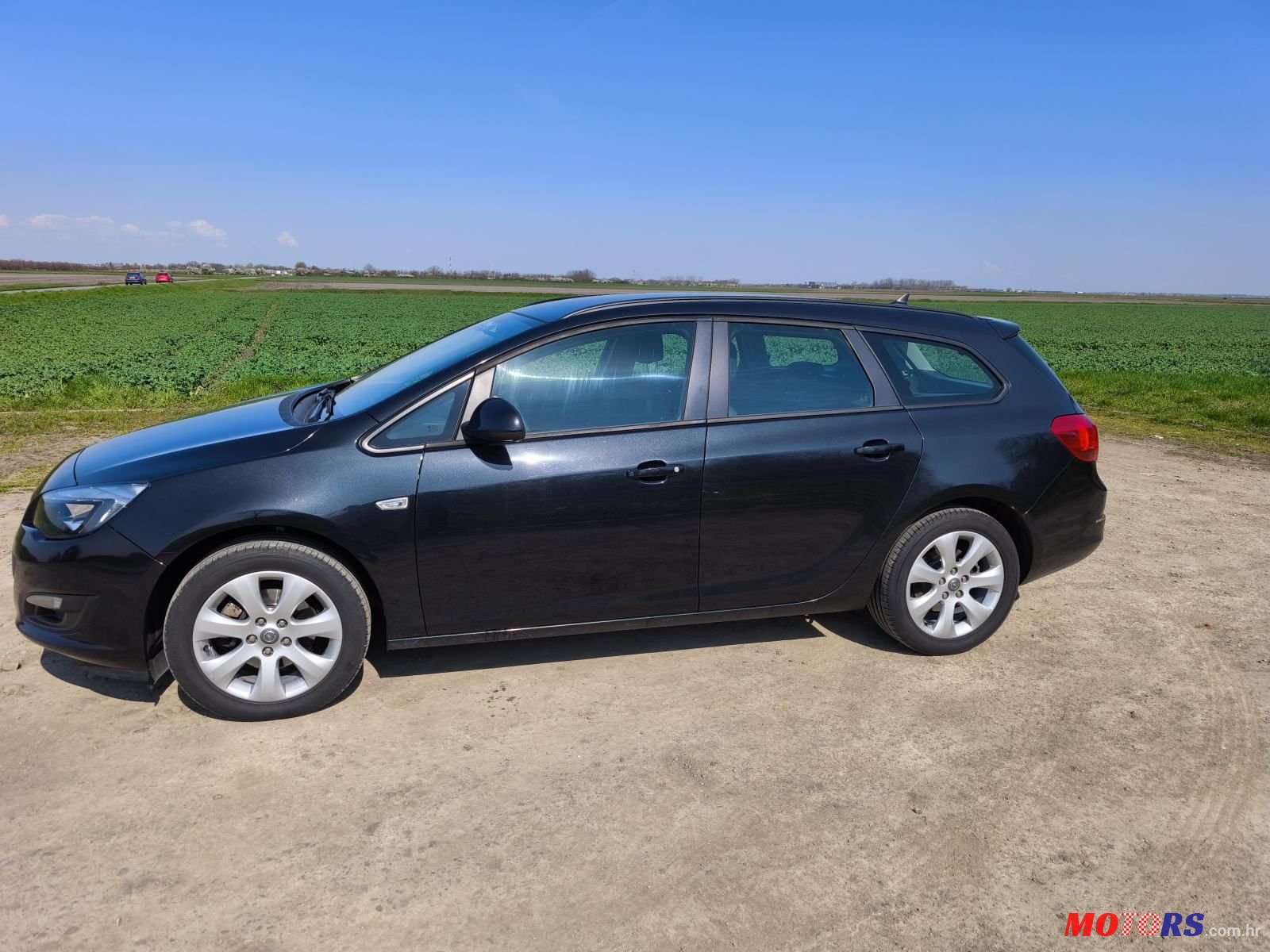 2014' Opel Astra J photo #3