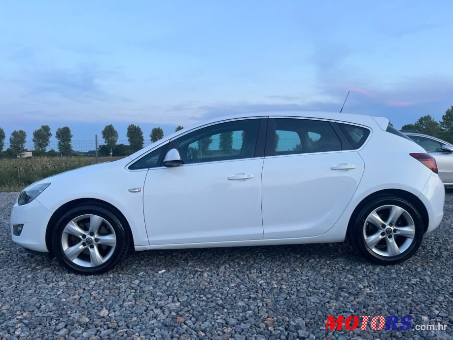 2010' Opel Astra photo #5