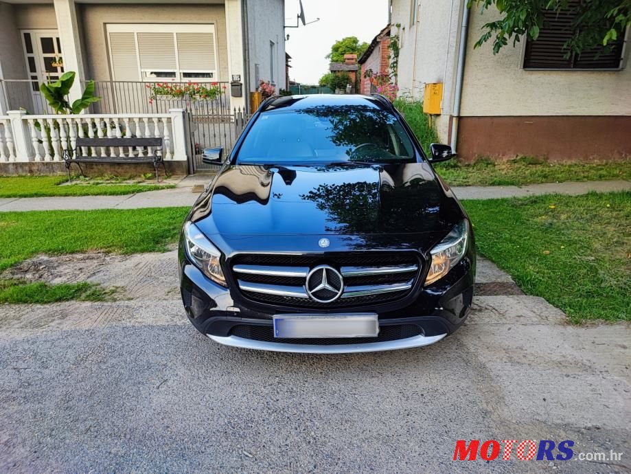 2014' Mercedes-Benz GLA 200D photo #2