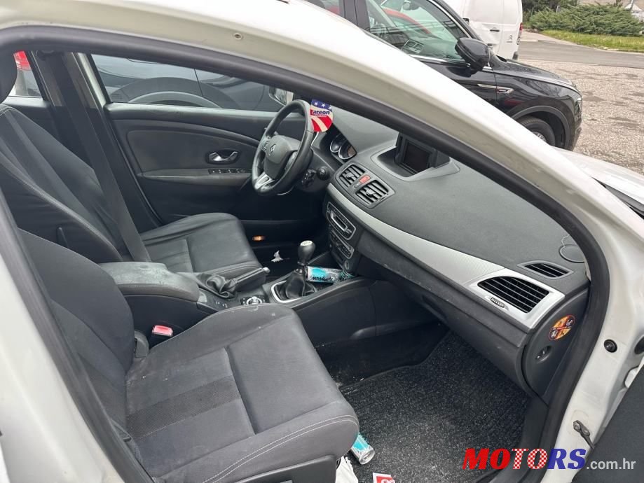 2010' Renault Megane Break photo #5