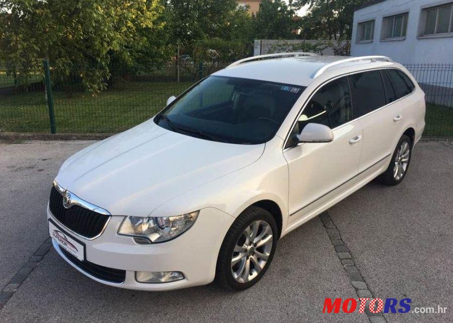 2010' Skoda Superb Combi photo #1