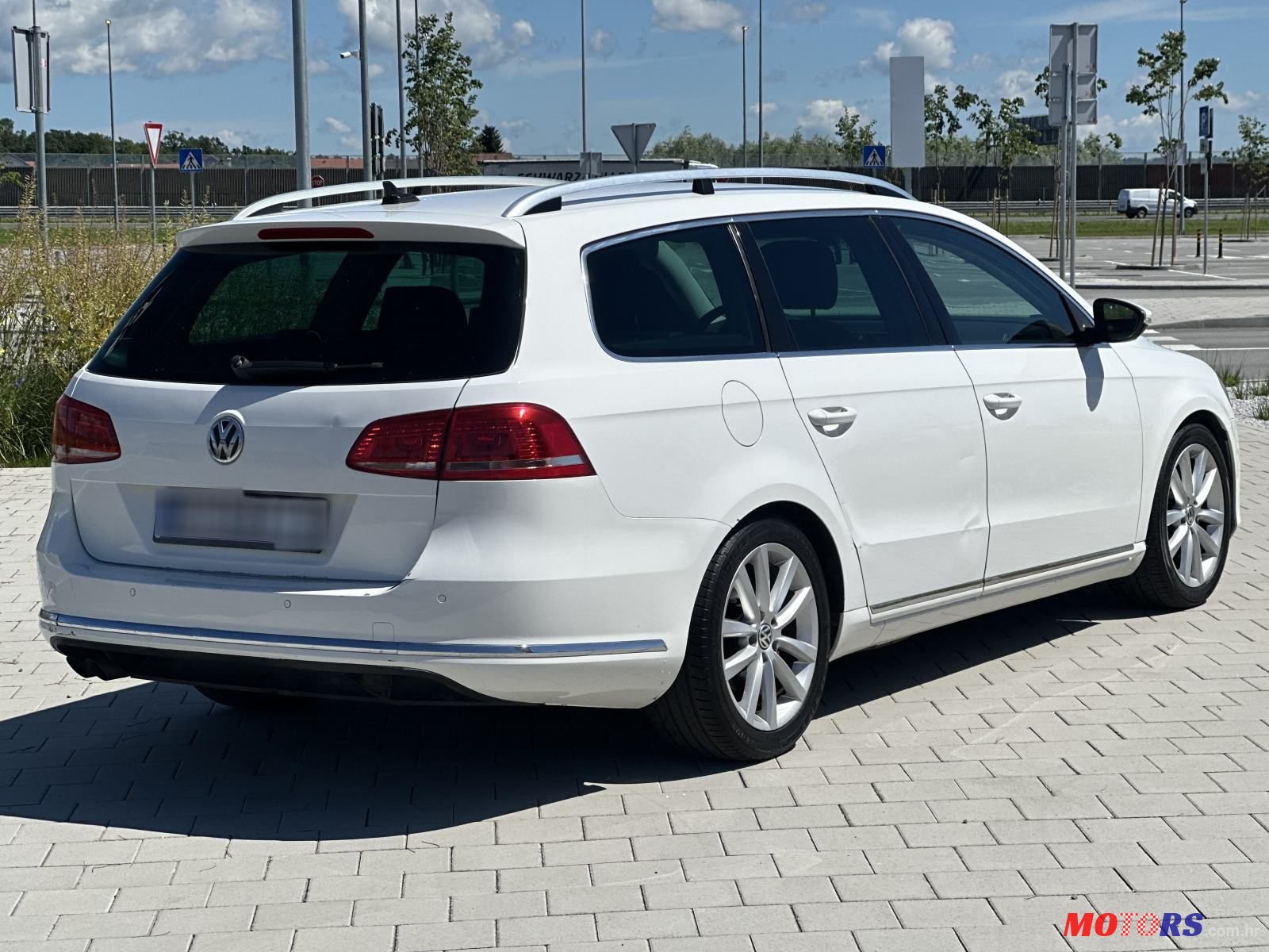 2011' Volkswagen Passat Variant photo #6