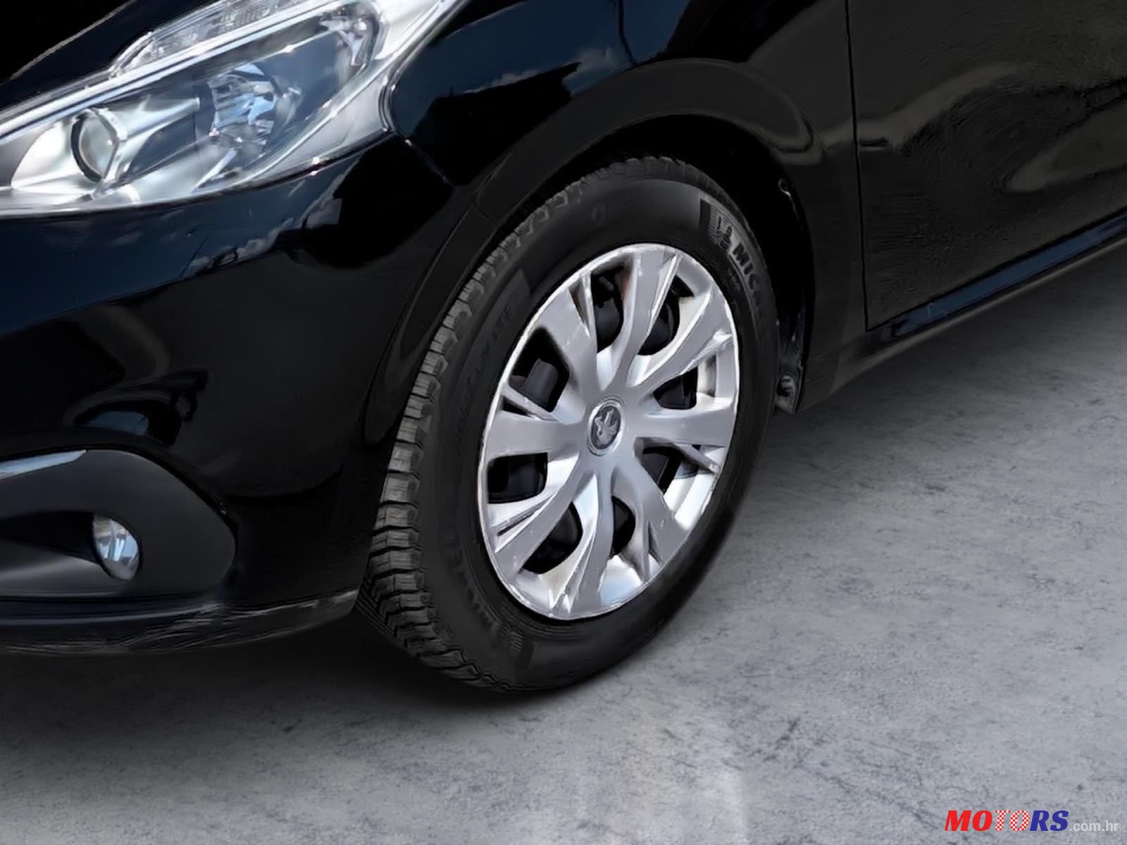 2019' Peugeot 208 1,2 Puretech photo #3