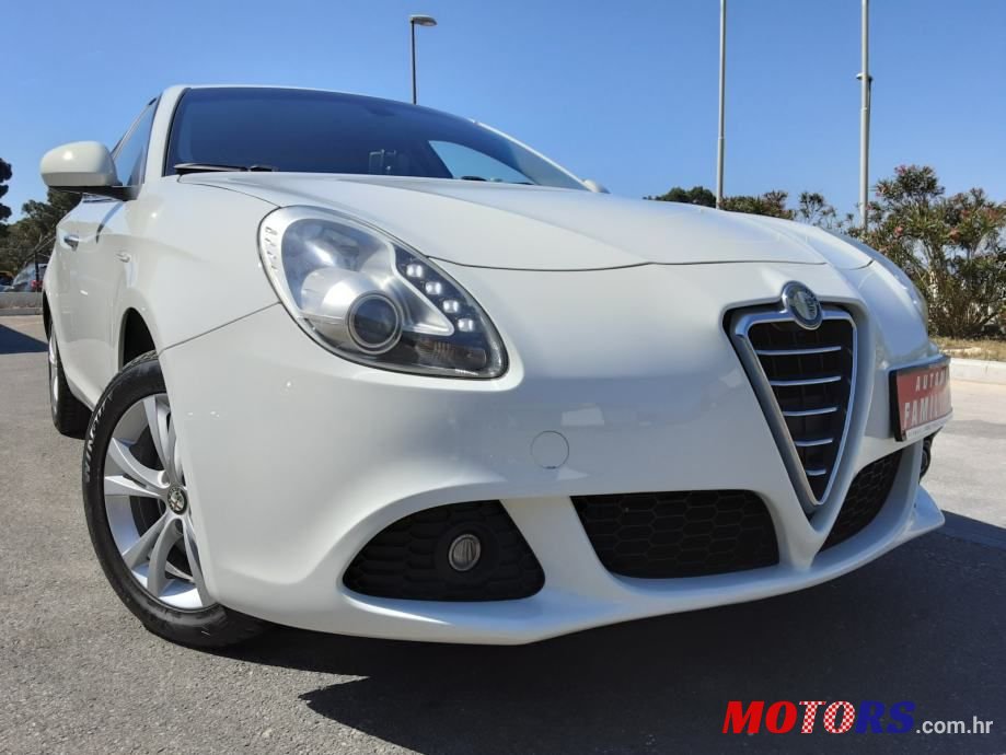 2011' Alfa Romeo Giulietta photo #2