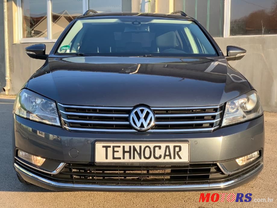 2011' Volkswagen Passat Variant photo #2