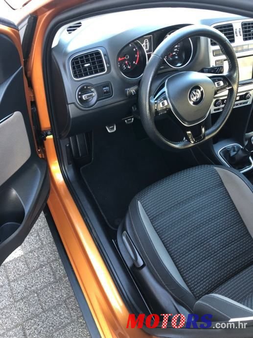 2015' Volkswagen Polo Cross Tsi photo #6