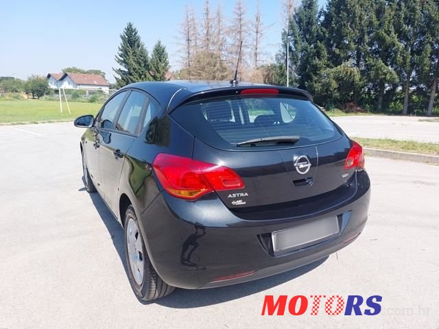 2011' Opel Astra photo #6