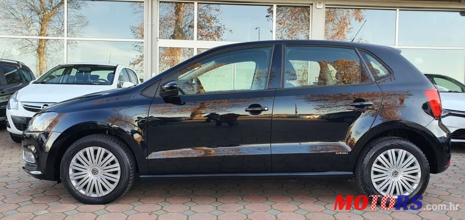 2015' Volkswagen Polo photo #2