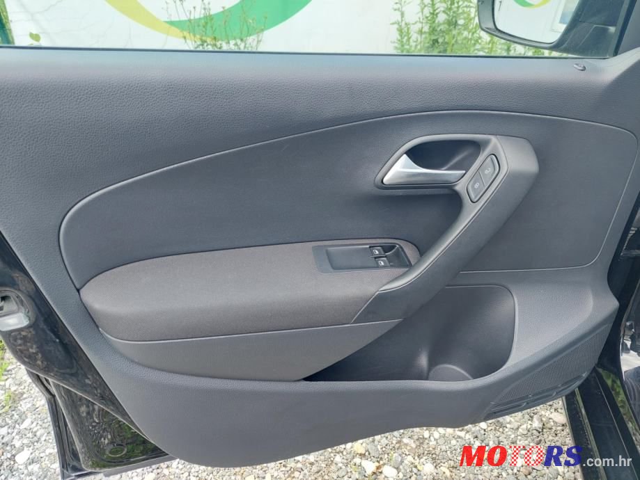 2016' Volkswagen Polo photo #5