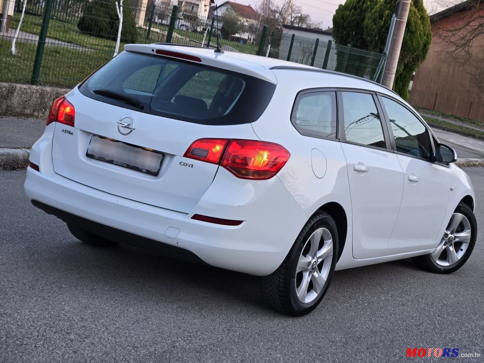 2012' Opel Astra Karavan photo #6