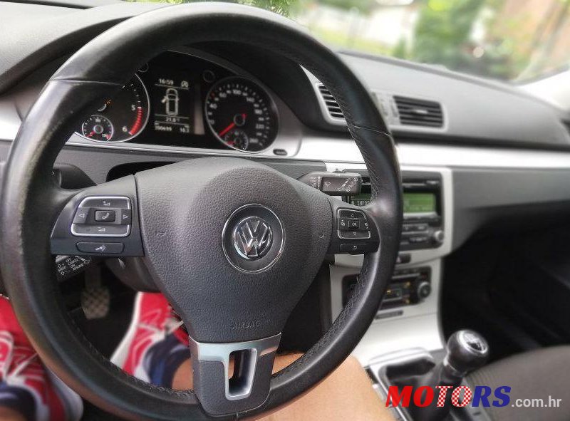 2011' Volkswagen Passat Variant 2,0 Tdi Bmt photo #1