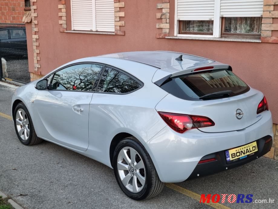 2012' Opel Astra Sport photo #3