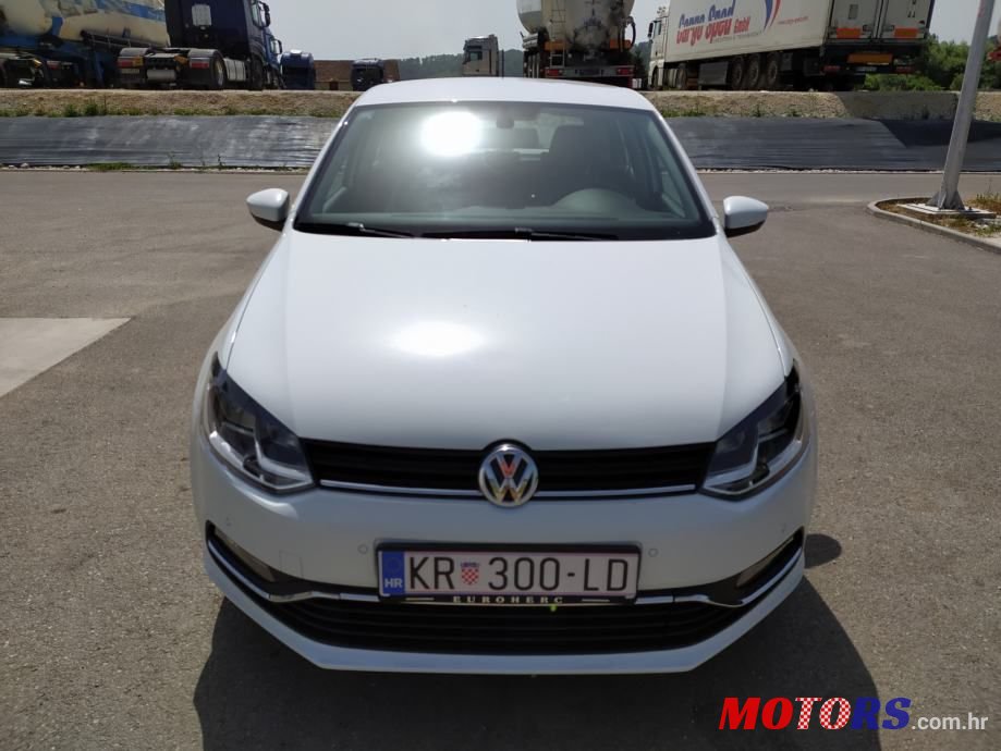 2015' Volkswagen Polo photo #2
