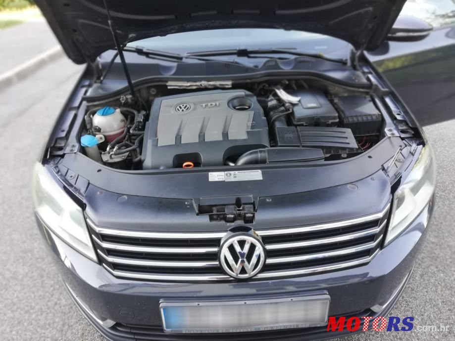 2011' Volkswagen Passat photo #5