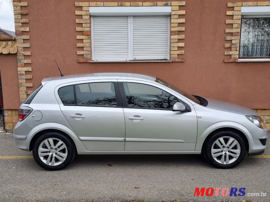 2009' Opel Astra Sport photo #4