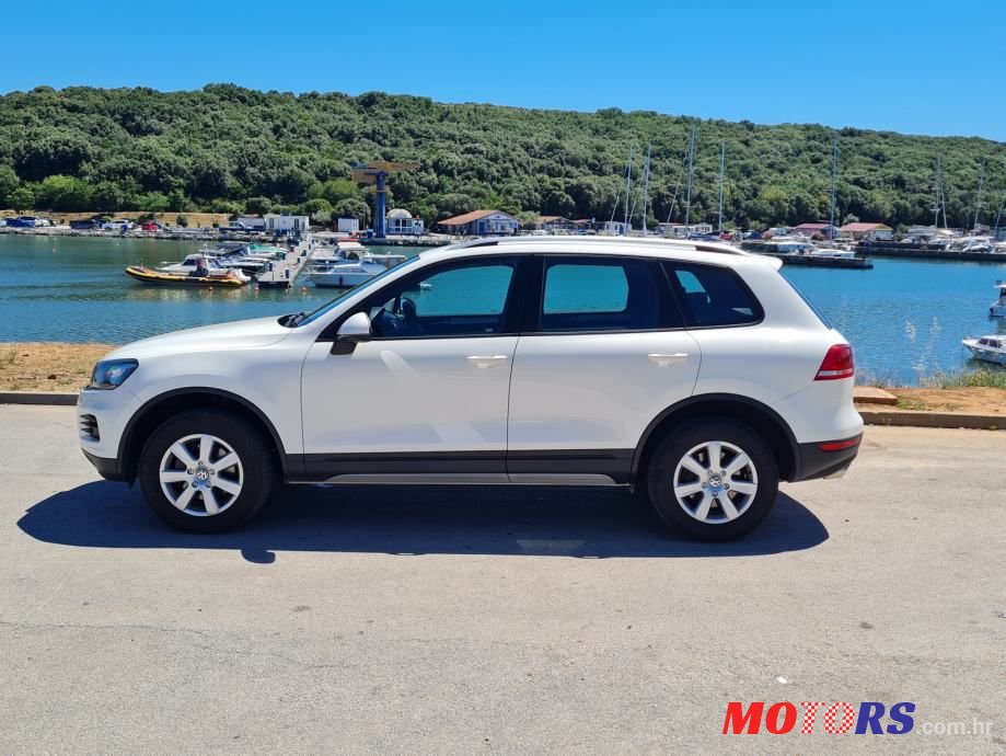 2011' Volkswagen Touareg photo #3